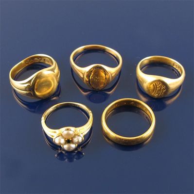 Appraisal: An early Victorian gold ring with four pearls and centred