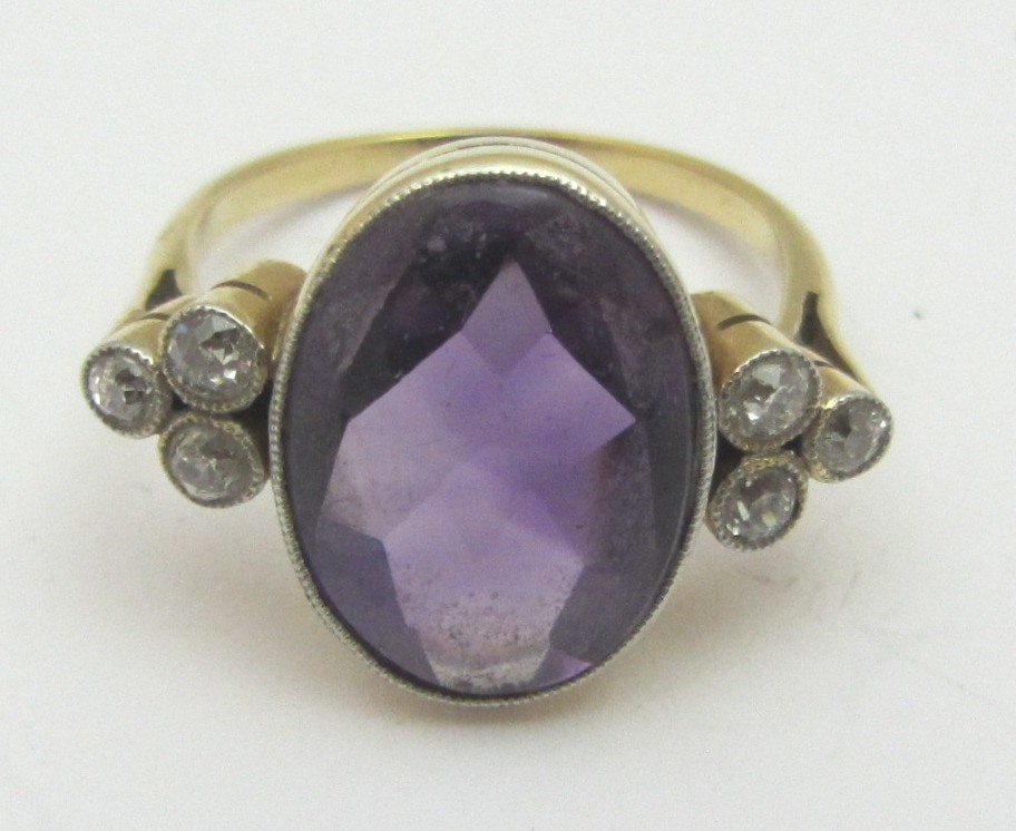 Appraisal: A gold ring mounted with an oval cabochon amethyst at