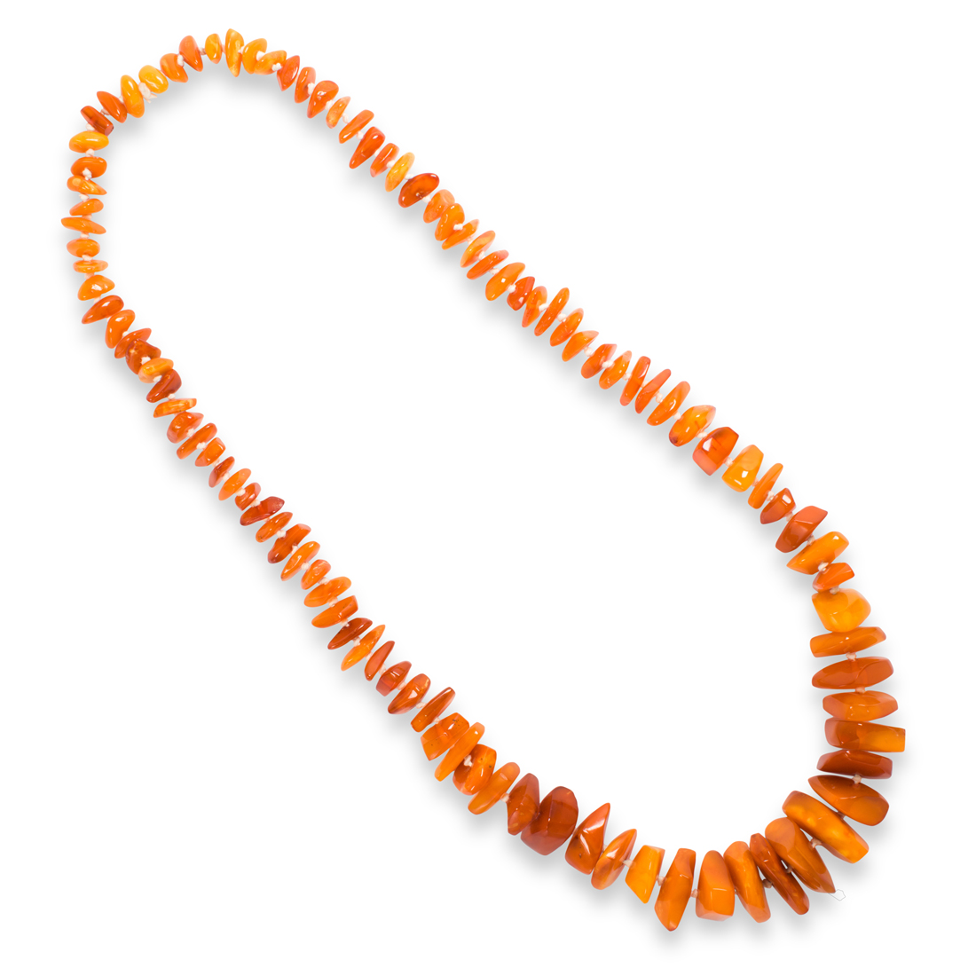 Appraisal: AN AMBER NECKLACE An amber necklace designed as a strand