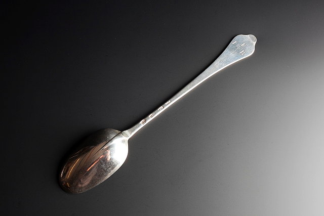 Appraisal: A QUEEN ANNE SILVER DOG NOSE SERVING SPOON London -