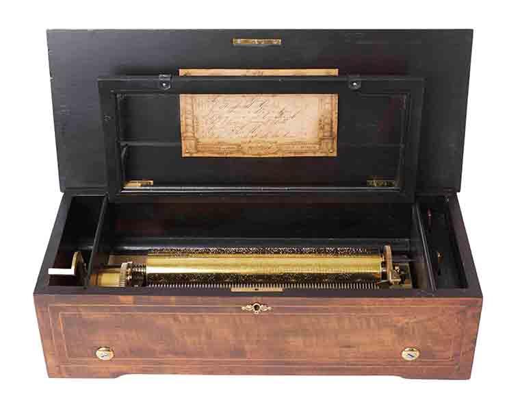 Appraisal: A SWISS MUSIC BOX ETOUFFOIRS EN ACIER PLAYING EIGHT AIRS