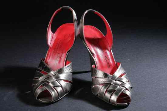 Appraisal: PAIR VINTAGE OSCAR DE LA RENTA PEWTER METALLIC EVENING HEELS