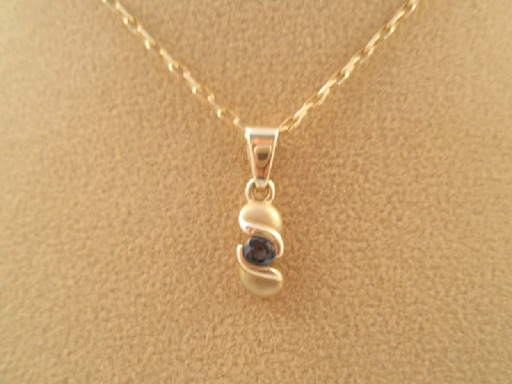 Appraisal: A sapphire set ct gold pendant on chain cm