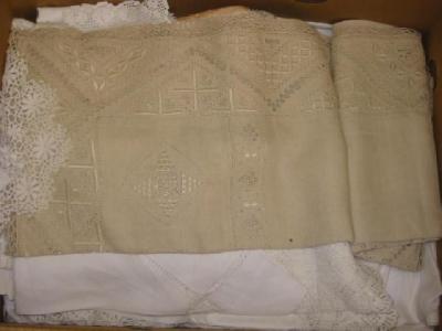 Appraisal: A QUANTITY OF LINEN TABLE CLOTHS and mats with crochet