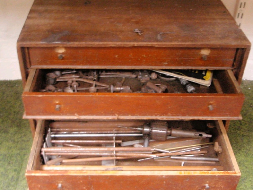 Appraisal: An engineers tool box with four graduated drawers containing calipers