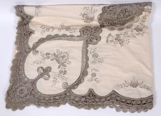 Appraisal: LINEN AND LACE TABLECLOTH TH CENTURY LINEN AND LACE TABLECLOTH