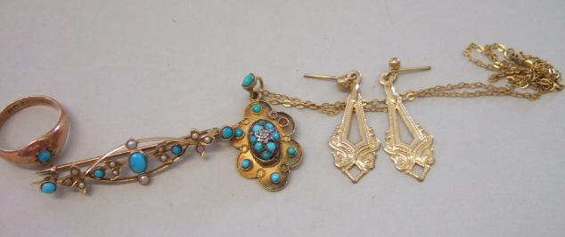 Appraisal: A Victorian gold and turquoise set shaped oval pendant with