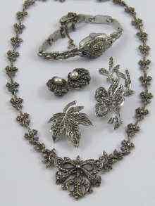 Appraisal: A mixed lot comprising a white metal tests silver and