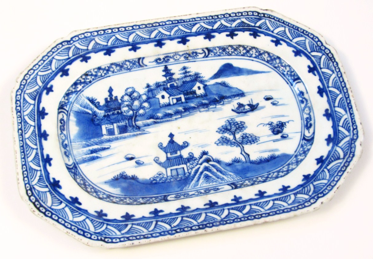 Appraisal: An thC Chinese porcelain export dish the octagonal outline centred