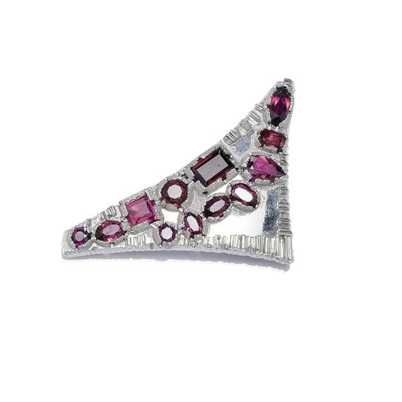 Appraisal: A TOURMALINE AND GOLD BROOCH circa White gold g Set