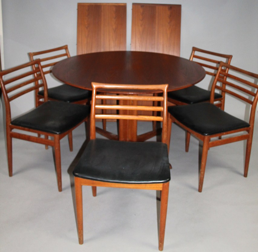 Appraisal: A retro dining room suite comprising extending circular table cm