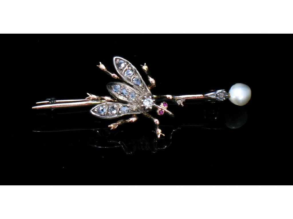 Appraisal: AN EDWARDIAN BEE BAR BROOCH the bee set overall with