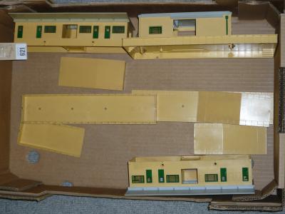 Appraisal: Hornby Dublo plastic station buildings comprising two through stations goods