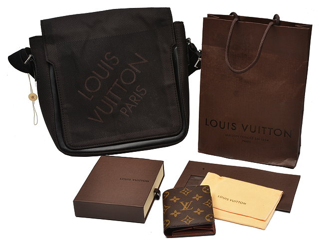 Appraisal: A LOUIS VUITTON MONOGRAMMED CANVAS AND LEATHER WALLET with a