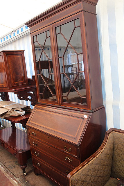 Appraisal: AN EDWARDIAN MAHOGANY BUREAU BOOKCASE the upper section with astragal