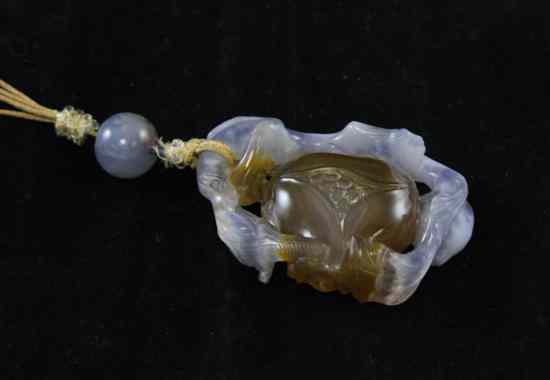 Appraisal: A Chinese agate pendant carved as a bird perched upon