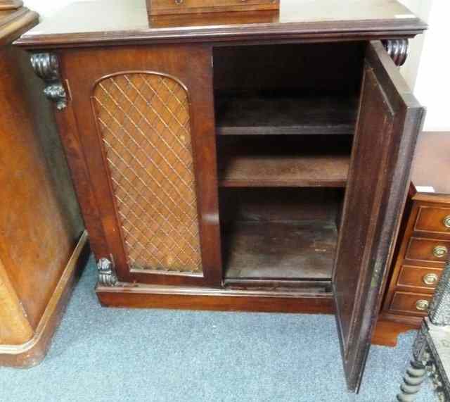 Appraisal: A Victorian mahogany side cabinet the arch panel doors with