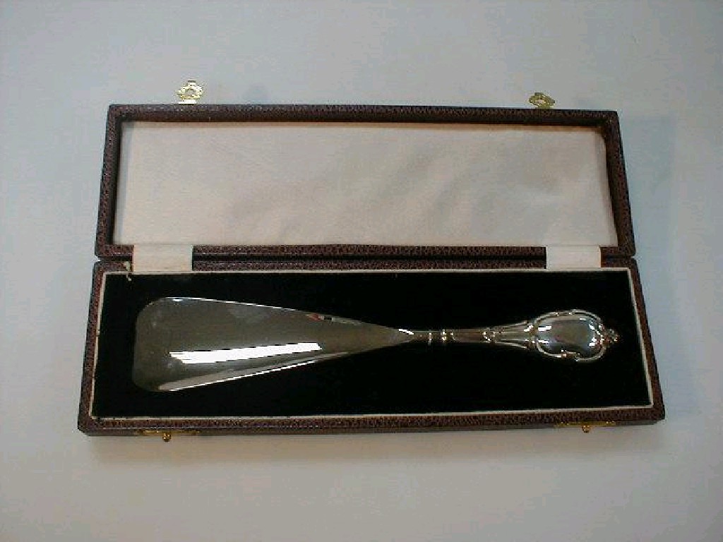 Appraisal: A George V silver handled shoe horn the handle with