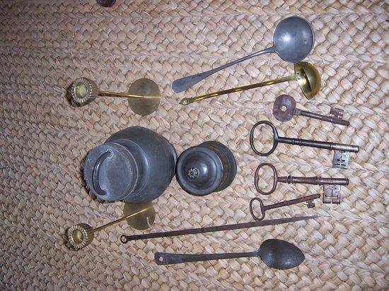 Appraisal: A brass ladle a pewter ladle four keys a meat