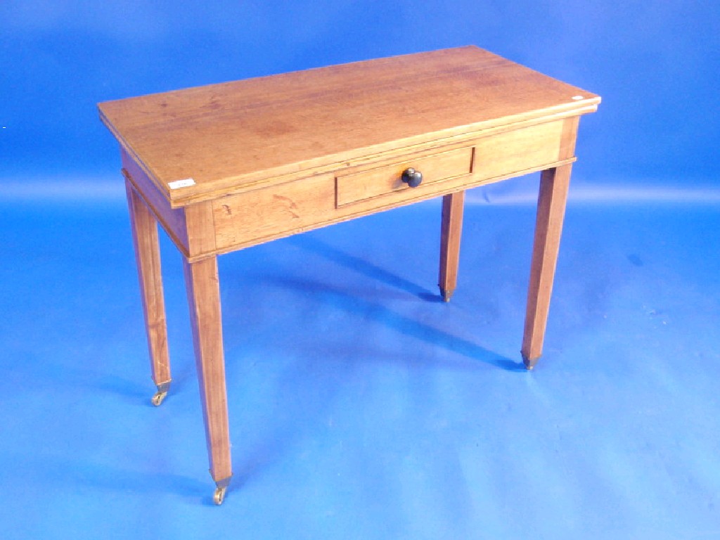 Appraisal: A thC oak tea table with rectangular folding top and