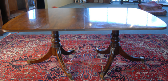 Appraisal: Henredon Duncan Phyfe-style Dining Table Mahogany with band around top