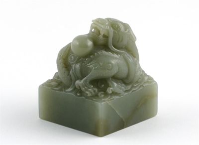 Appraisal: A Chinese jade square seal carved as a dragon curled