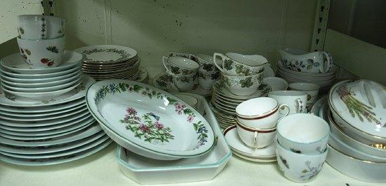 Appraisal: A quantity of Worcester part dinner and tea services