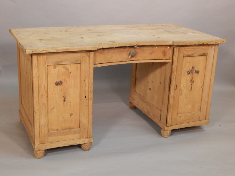 Appraisal: A modern pine dressing table with a frieze drawer flanked