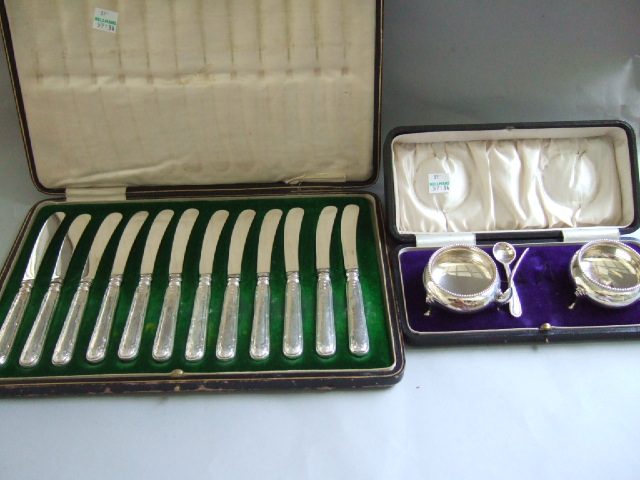 Appraisal: Twelve tea knives with loaded silver handles and with plated