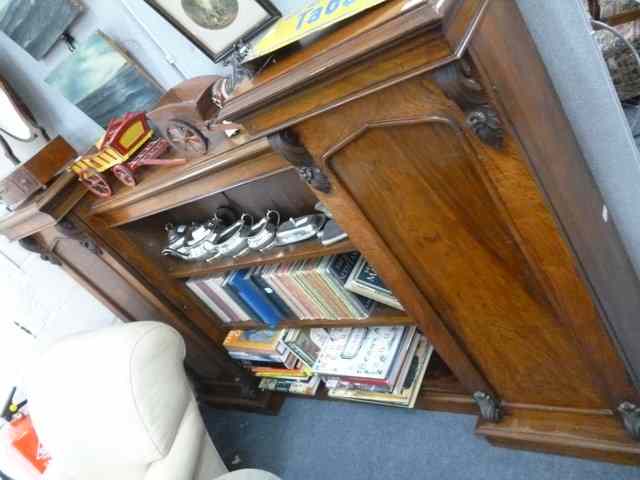 Appraisal: A VICTORIAN MAHOGANY BREAK FRONT BOOKCASE the central open shelf