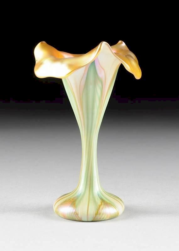 Appraisal: A QUEZAL PULLED FEATHER ART GLASS VASE QUEENS NEW YORK