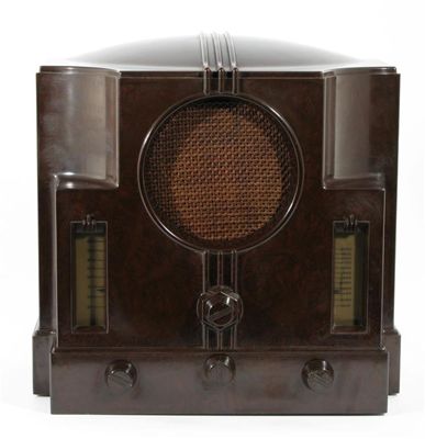 Appraisal: A Co-operative Wholesale Society 'Defiant' radio model M brown bakelite