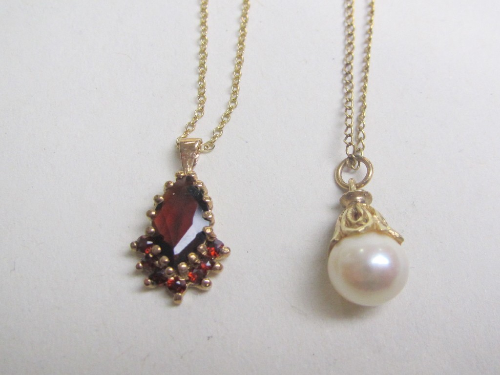 Appraisal: Lot comprising ct gold garnet set pendant and a ct