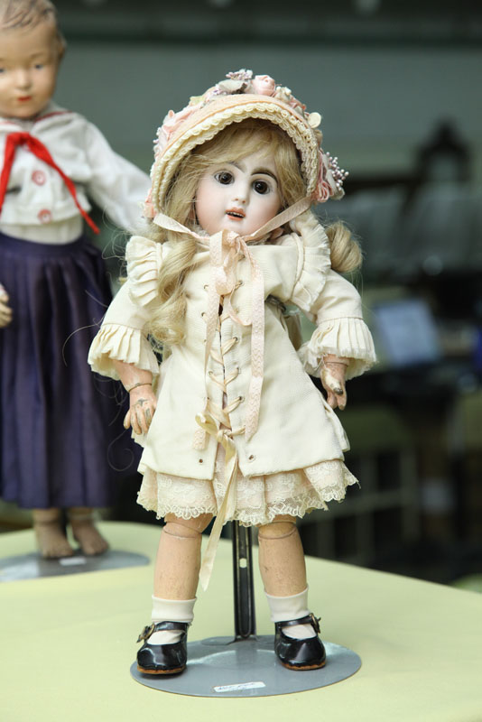 Appraisal: BISQUE HEAD DOLL Tete Jumeau Stationary glass eyes pierced ears