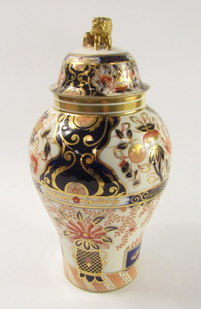 Appraisal: An English early thC porcelain jar and cover of baluster