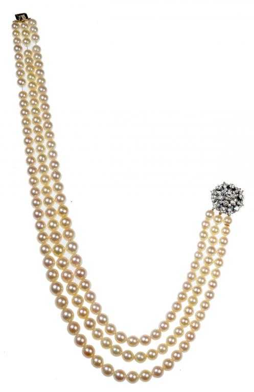 Appraisal: A FINE CULTURED PEARL NECKLACE of three rows of and