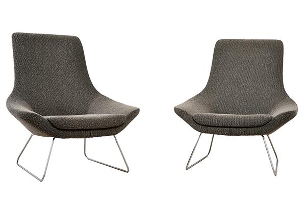 Appraisal: A PAIR OF MOROSO CHAIRS BY WALTER KNOLL Wool upholstery