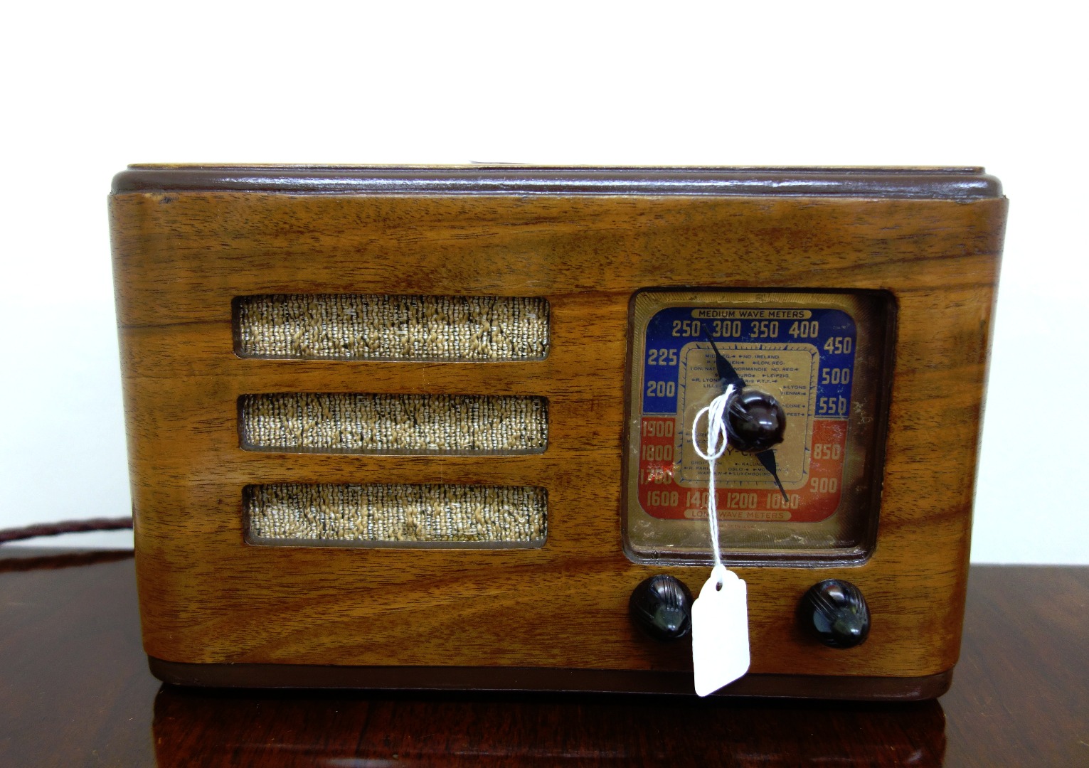 Appraisal: A Sky Chief valve and rectifier radio in walnut case