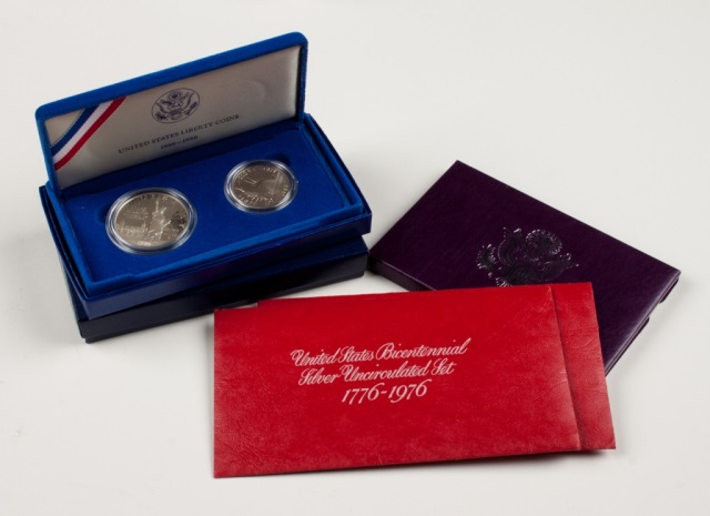 Appraisal: Four United States modern commemorative sets comprising two Bicentennial silver