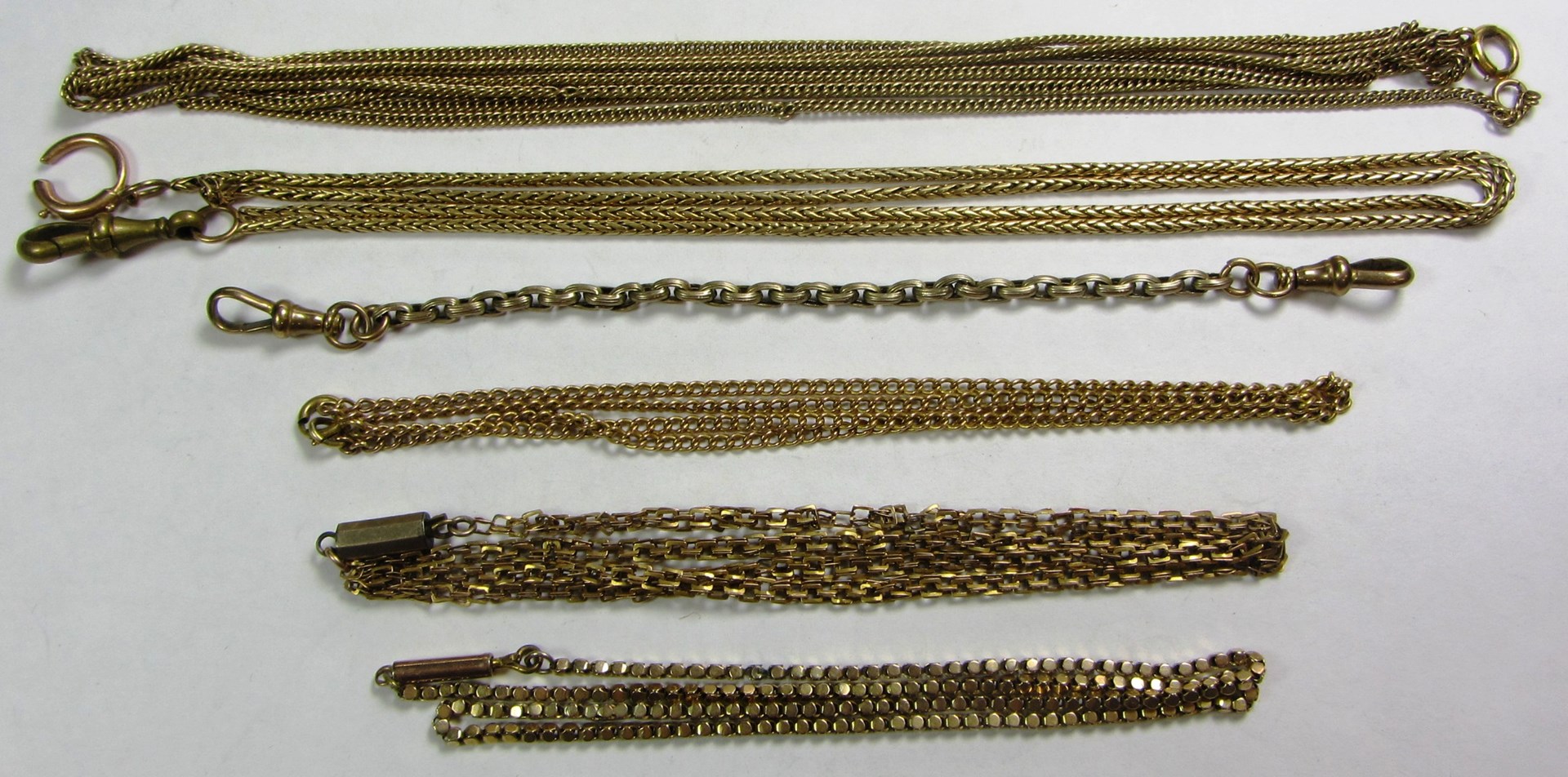 Appraisal: A Victorian gold curb link long chain with a boltring