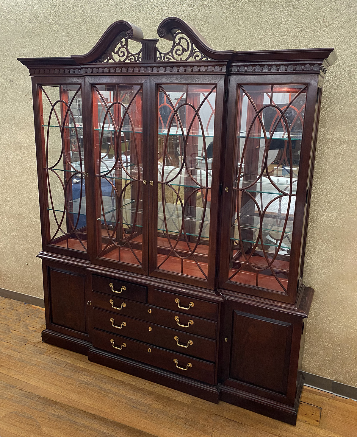 Appraisal: THOMASVILLE PIECE CHERRY CHINA CABINET Large Cherry -light china cabinet