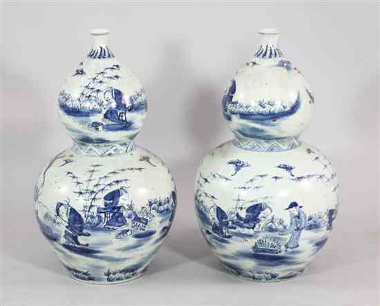 Appraisal: A pair of large Chinese blue and white double gourd