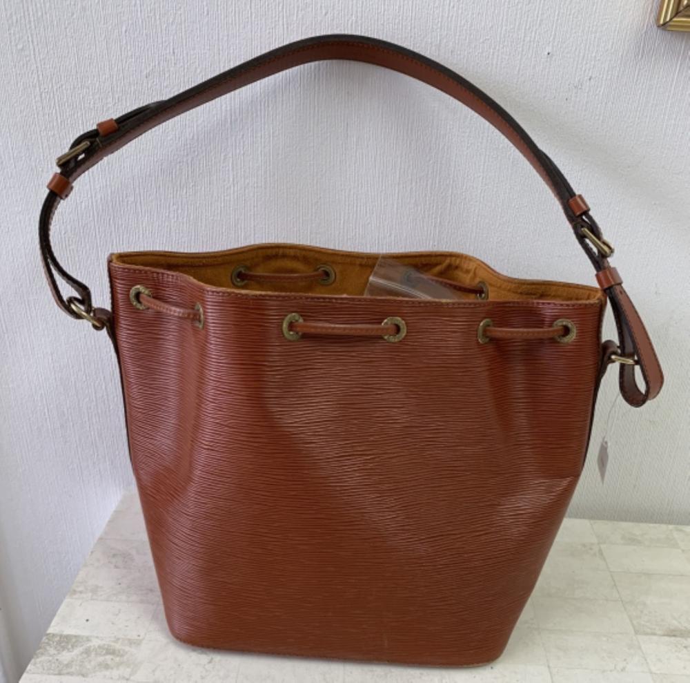 Appraisal: LOUIS VUITTON TAN NOE SHOULDER BAGLouis Vuitton tan Noe shoulder