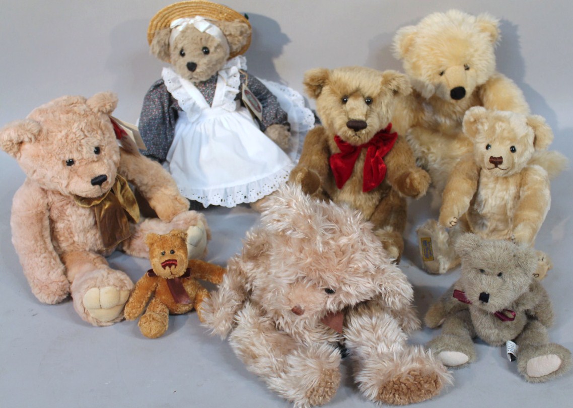 Appraisal: A quantity of various soft toys and Teddy bears to