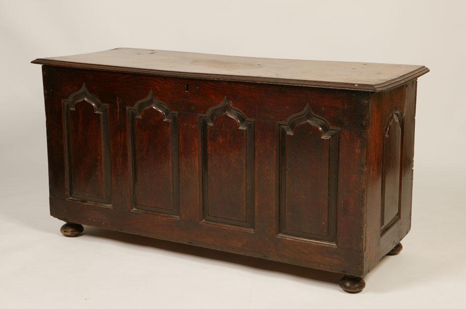 Appraisal: AN EARLY TH CENTURY OAK COFFER the rectangular plank top