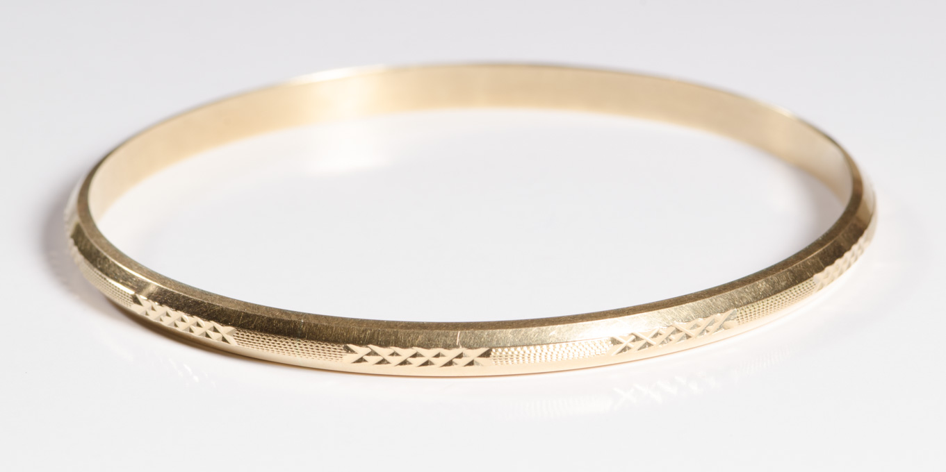 Appraisal: AN EIGHTEEN KARAT GOLD BANGLE a solid yellow gold hoop