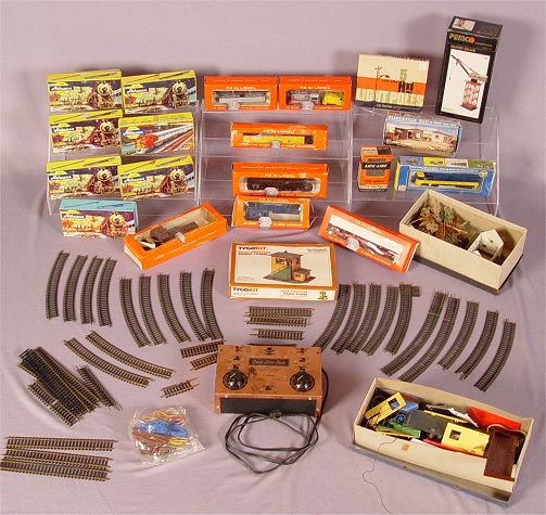 Appraisal: LARGE COLLECTION HO TRAINS ACCESSORIES To include Lionel Athearn AMH