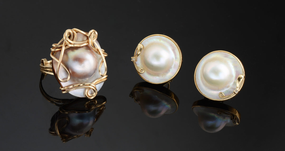 Appraisal: K BLISTER PEARL RING EARRING SET K yellow gold ring