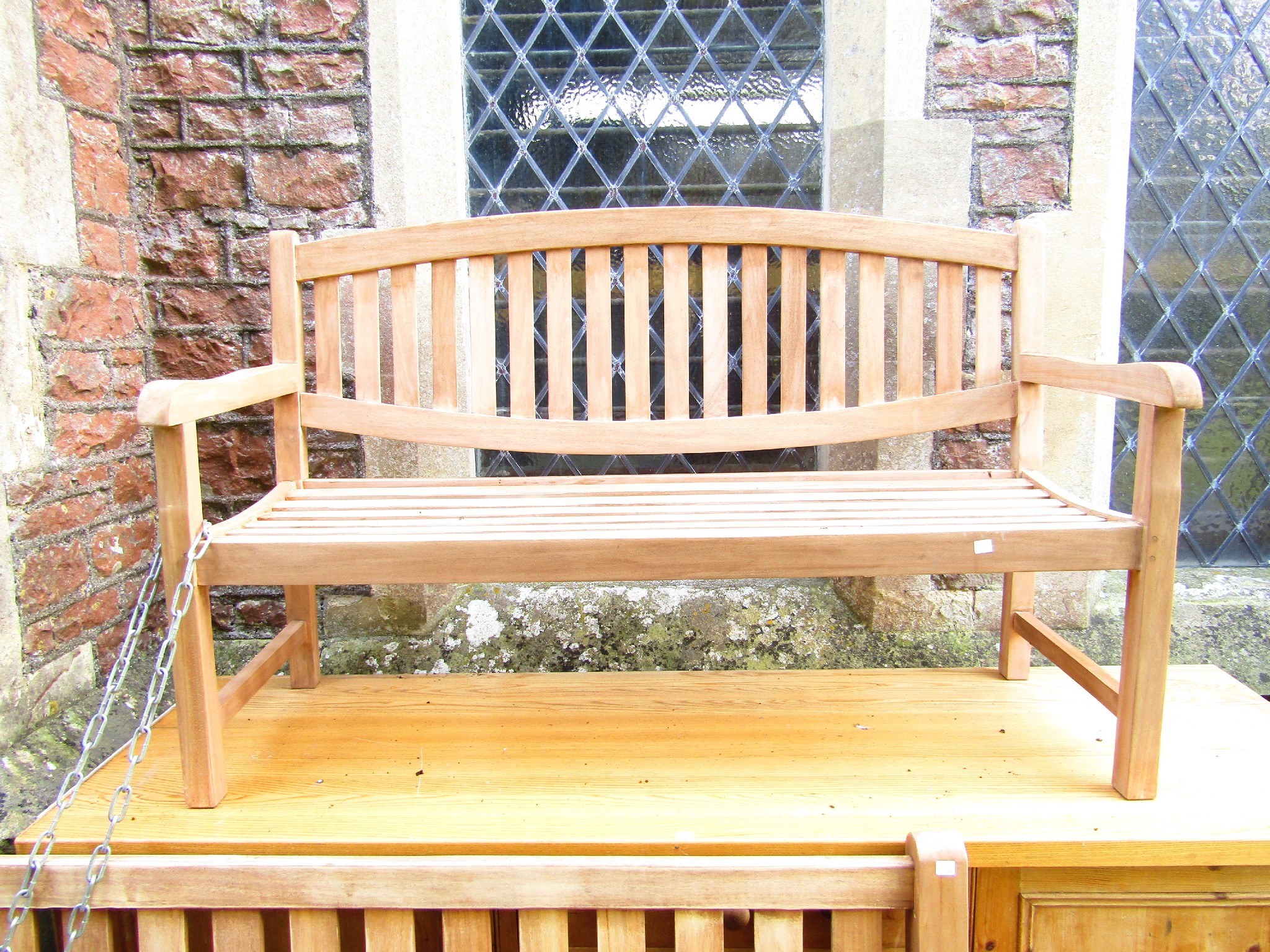 Appraisal: A contemporary hardwood garden bench with slatted seat and oval