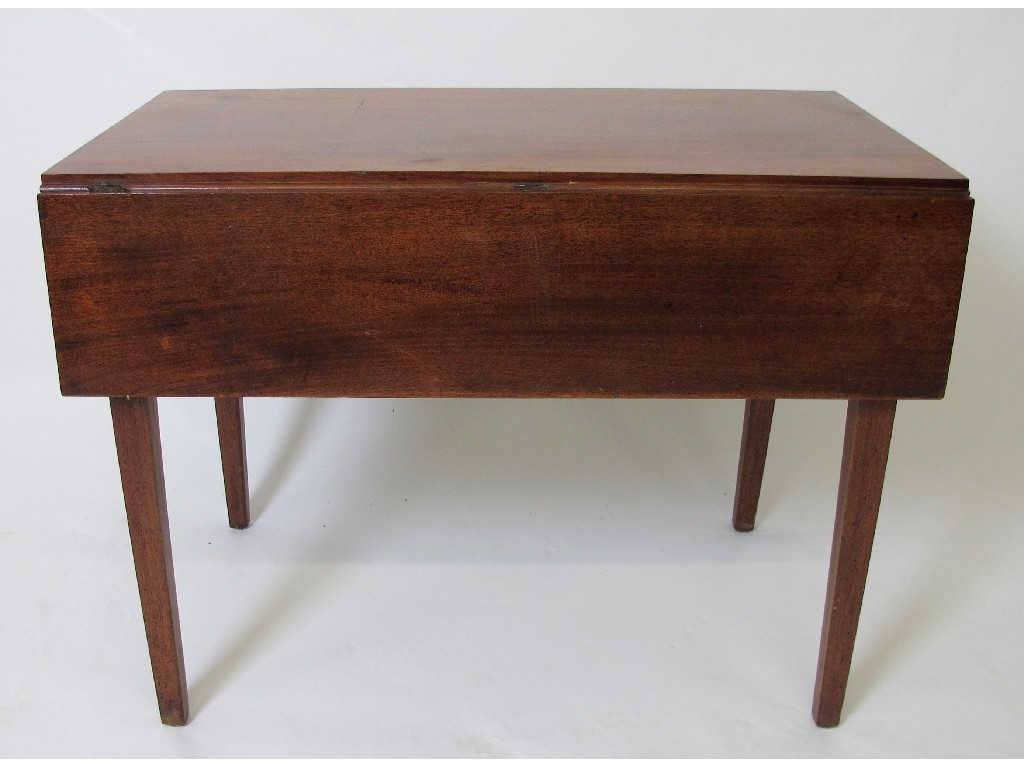 Appraisal: A Georgian mahogany Pembroke table with a drawer to one